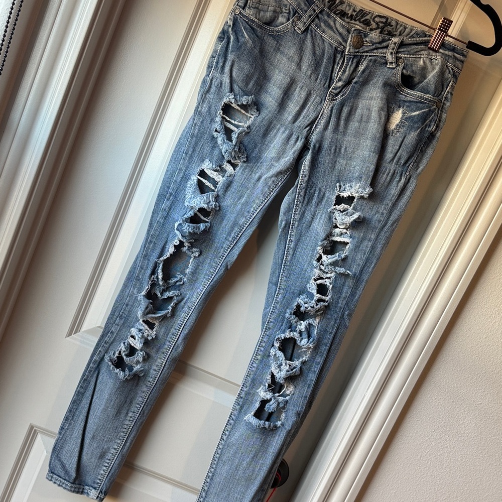 🖤 3 for $15 🖤 Heavily distressed jeans